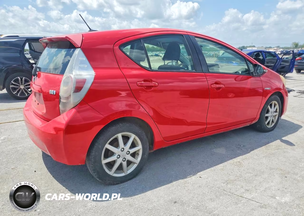 2013 Toyota Prius C Three VIN:JTDKDTB34D1537217 - 3