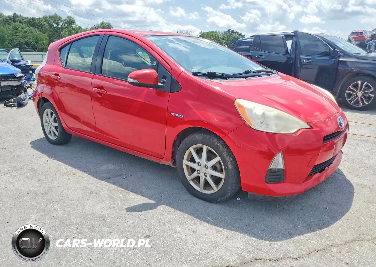 2013 Toyota Prius C Three VIN:JTDKDTB34D1537217 - 4