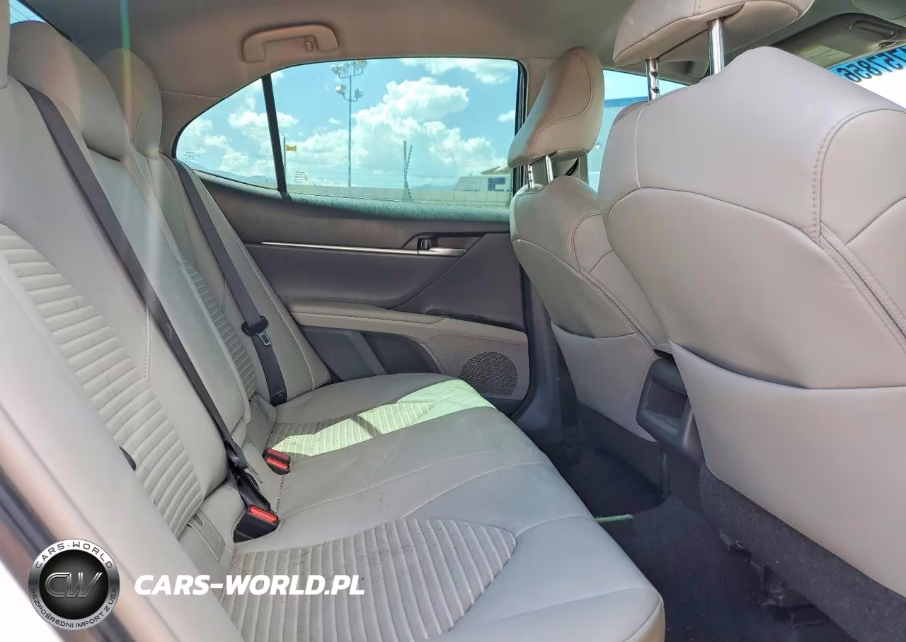2018 Toyota Camry Se VIN:4T1B11HK6JU646599 - 10