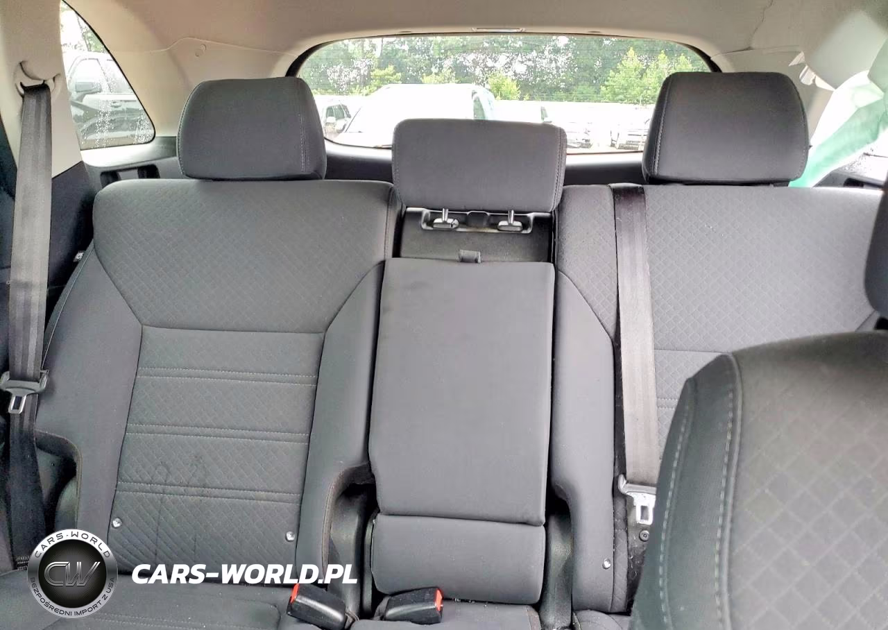 2017 Kia Sorento L VIN:5XYPG4A38HG261215 - 10
