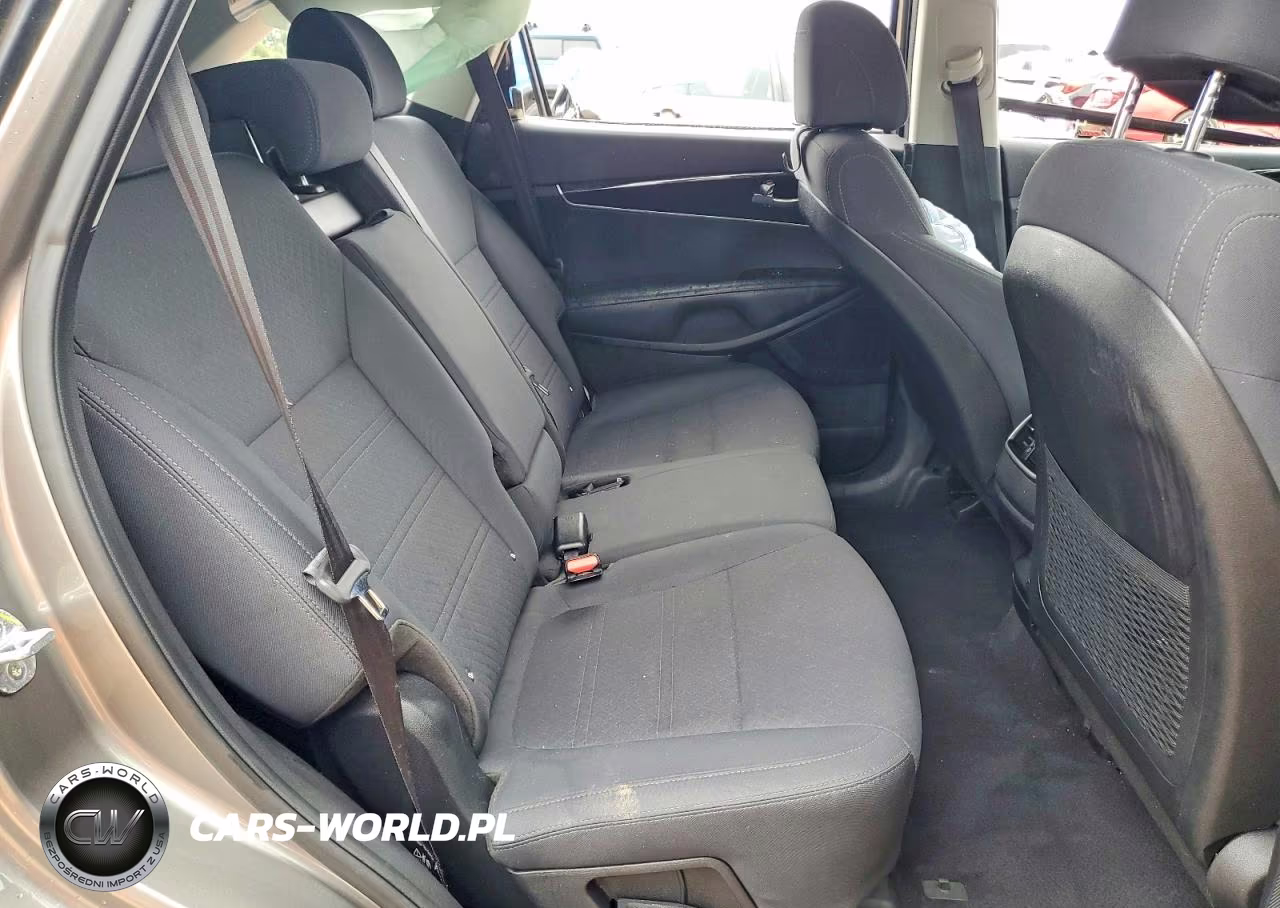 2017 Kia Sorento L VIN:5XYPG4A38HG261215 - 11