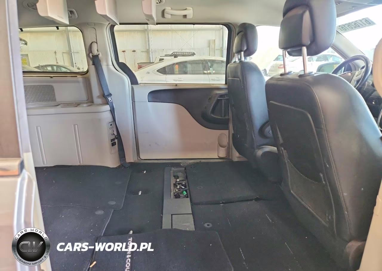 2015 Chrysler Town & Country Touring L VIN:2C4RC1CG0FR646585 - 10