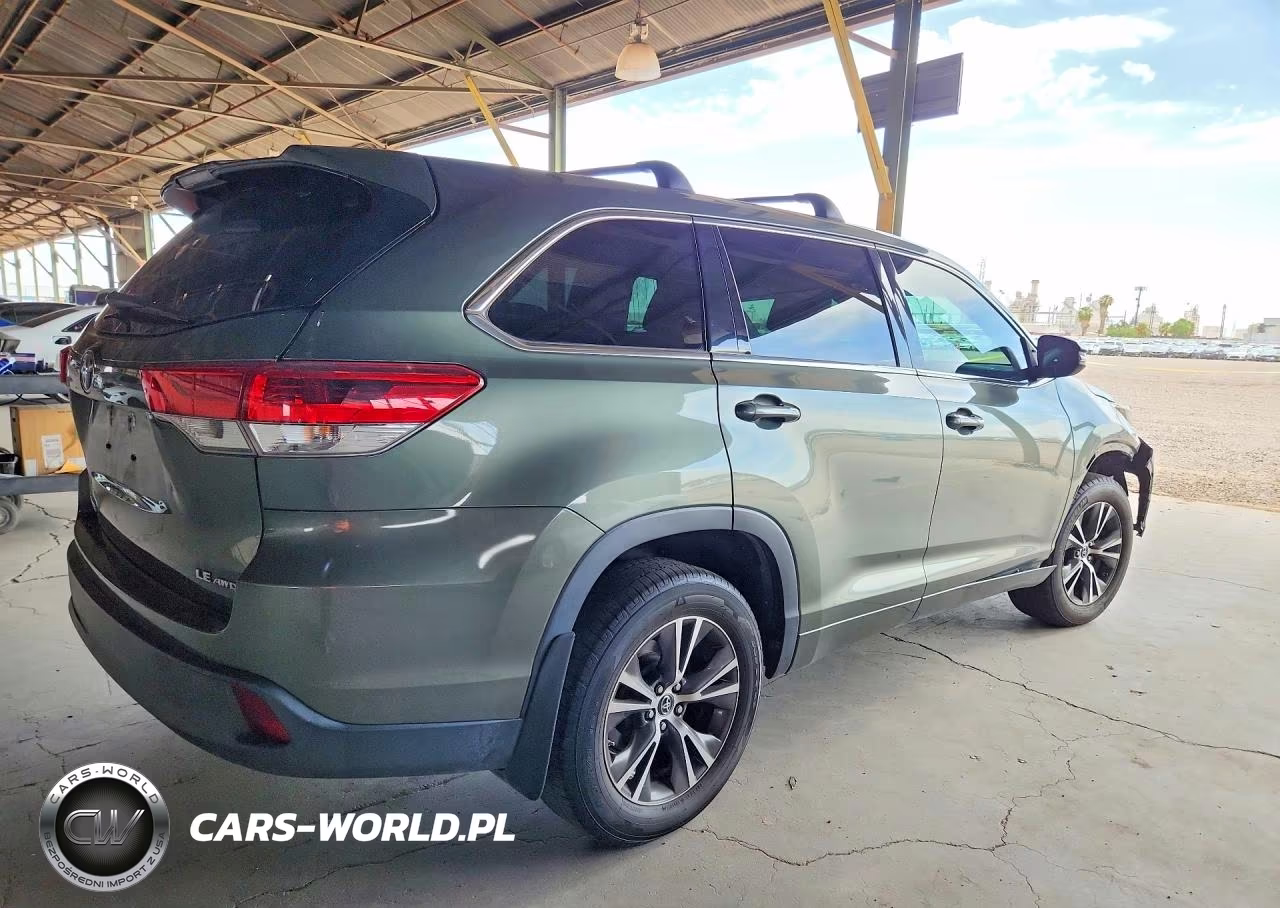 2018 Toyota Highlander Le Plus VIN:5TDBZRFH1JS838536 - 3