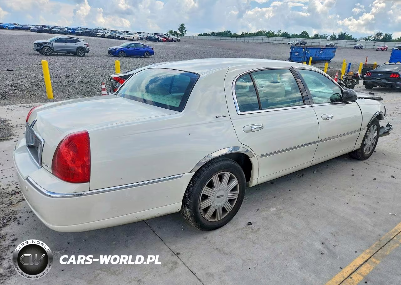 2004 Lincoln Town Car Ultimate Long Wheelbase VIN:1LNHM85W54Y682640 - 3