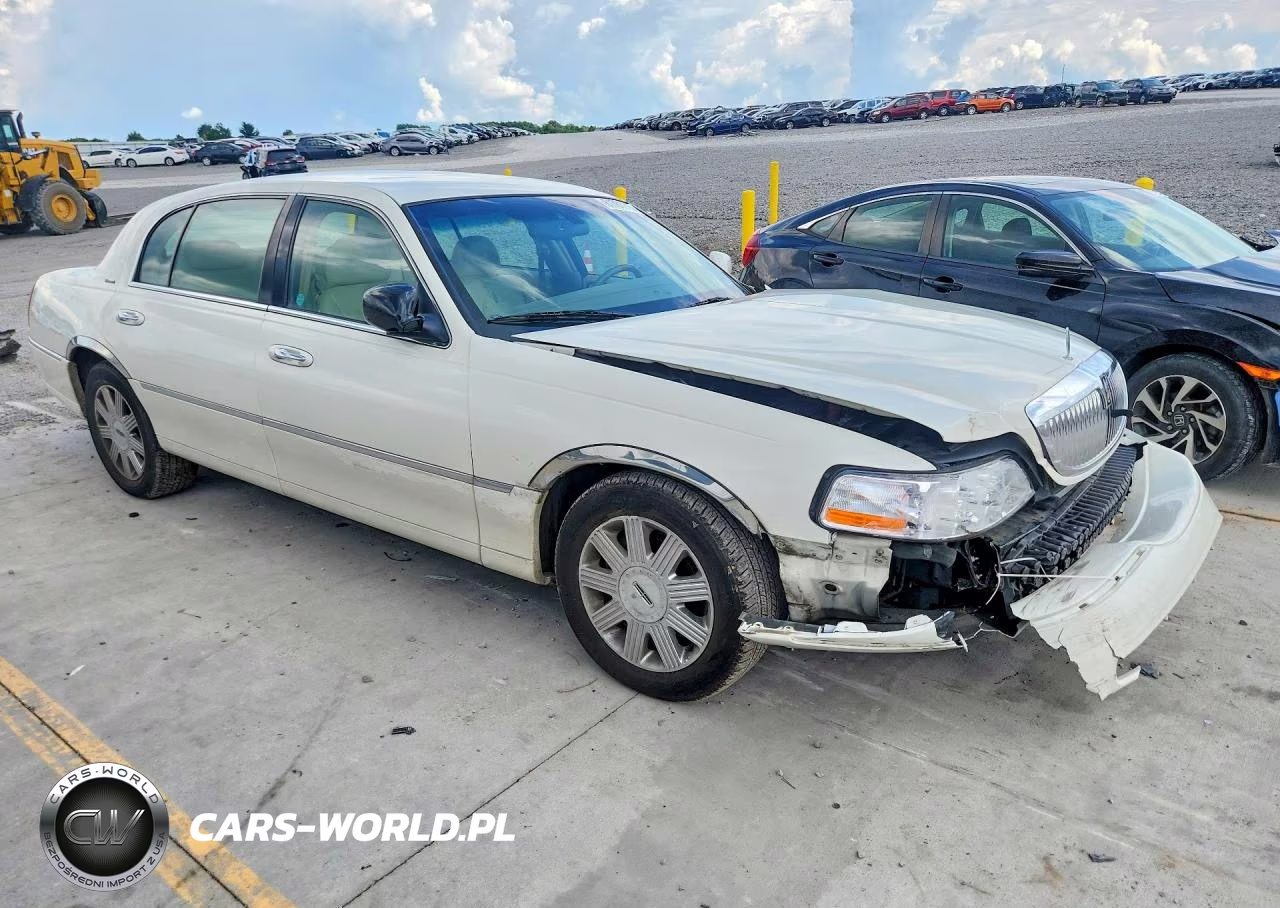 2004 Lincoln Town Car Ultimate Long Wheelbase VIN:1LNHM85W54Y682640 - 4