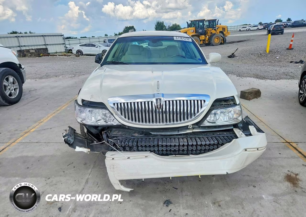 2004 Lincoln Town Car Ultimate Long Wheelbase VIN:1LNHM85W54Y682640 - 5