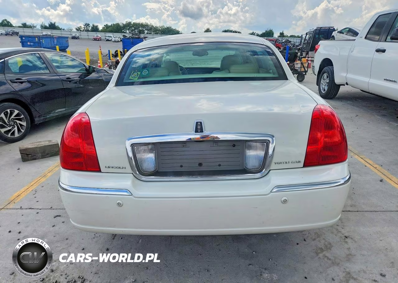2004 Lincoln Town Car Ultimate Long Wheelbase VIN:1LNHM85W54Y682640 - 6