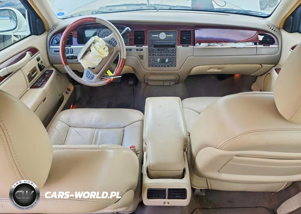 2004 Lincoln Town Car Ultimate Long Wheelbase VIN:1LNHM85W54Y682640 - 8