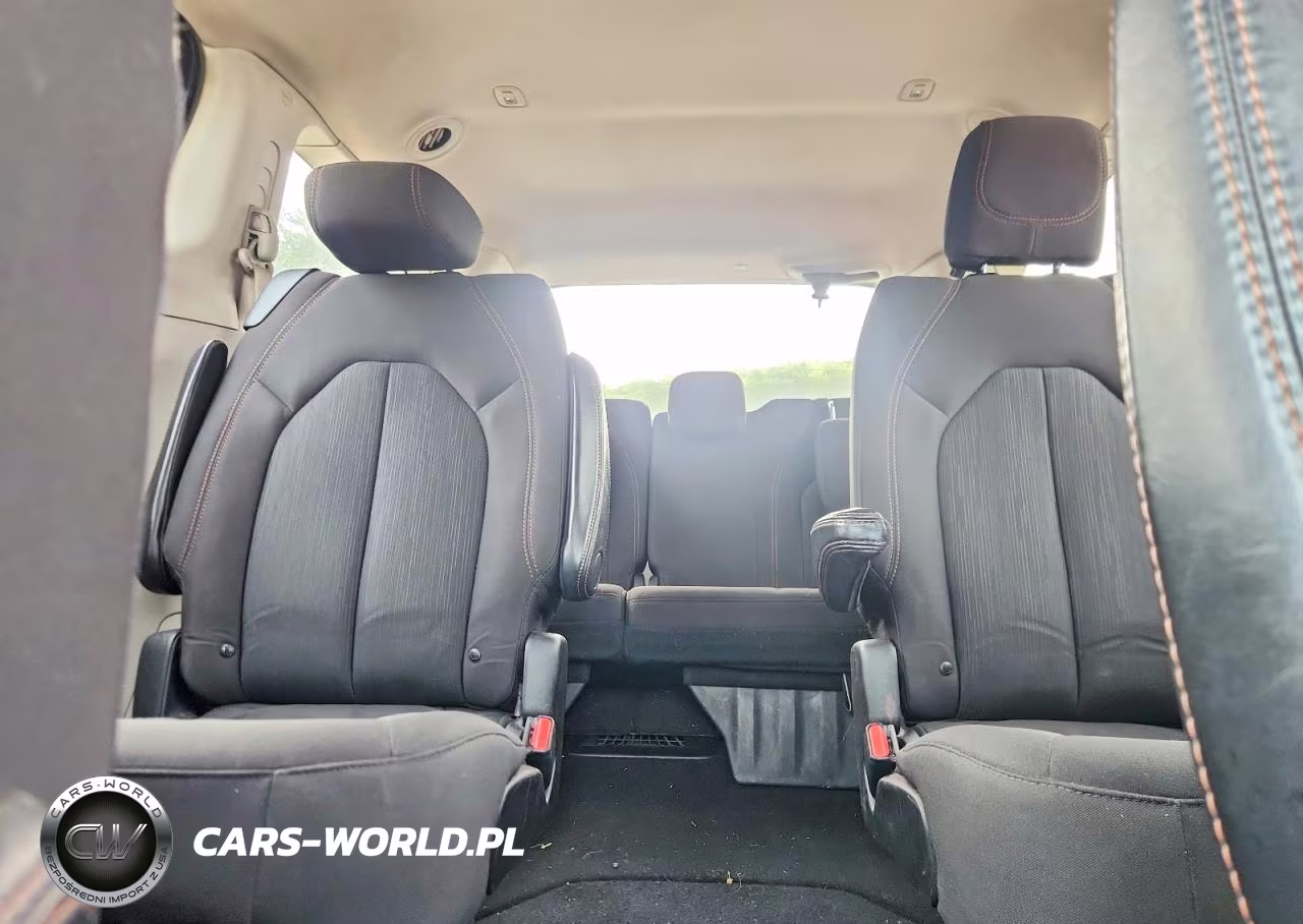 2018 Chrysler Pacifica Touring VIN:2C4RC1DGXJR186259 - 10