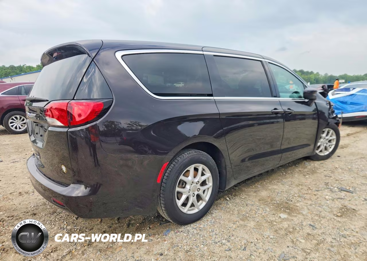 2018 Chrysler Pacifica Touring VIN:2C4RC1DGXJR186259 - 3