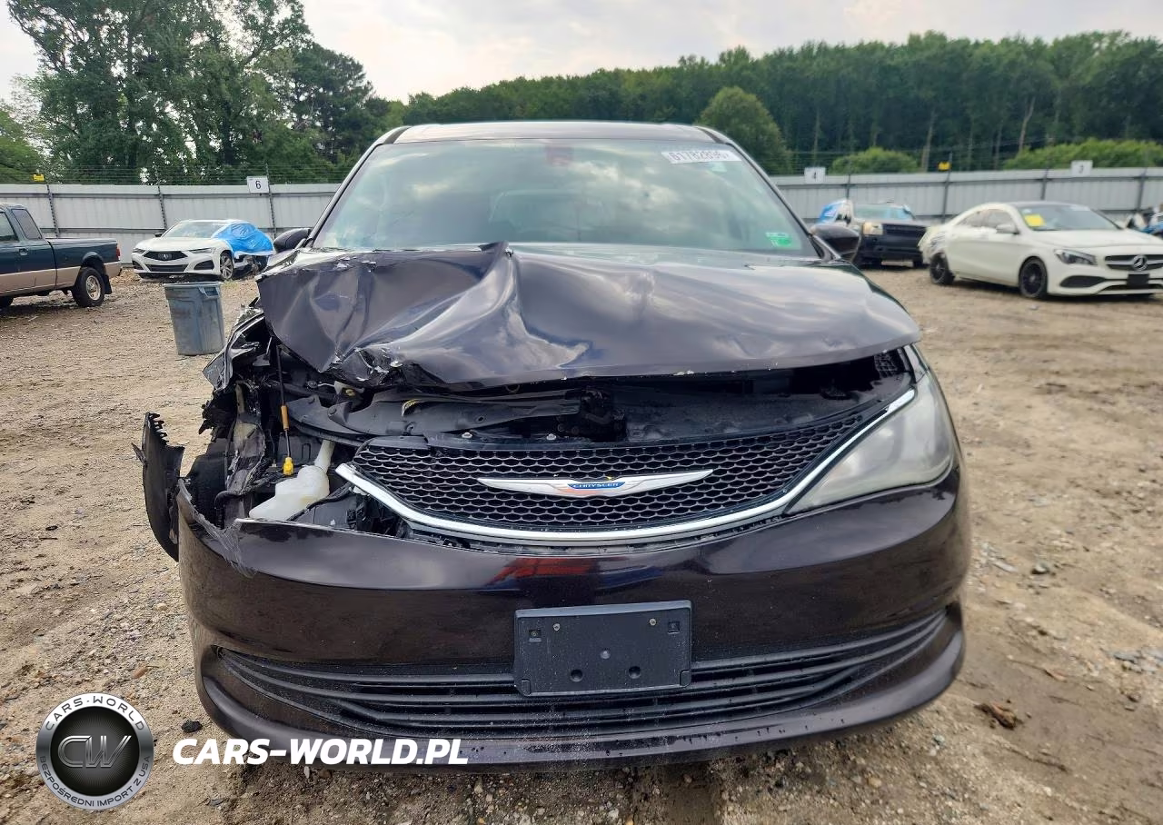 2018 Chrysler Pacifica Touring VIN:2C4RC1DGXJR186259 - 5