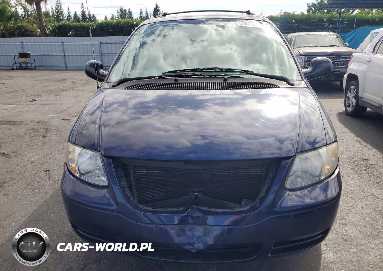 2005 Chrysler Town & Country VIN:1C4GP45R35B141150 - 5