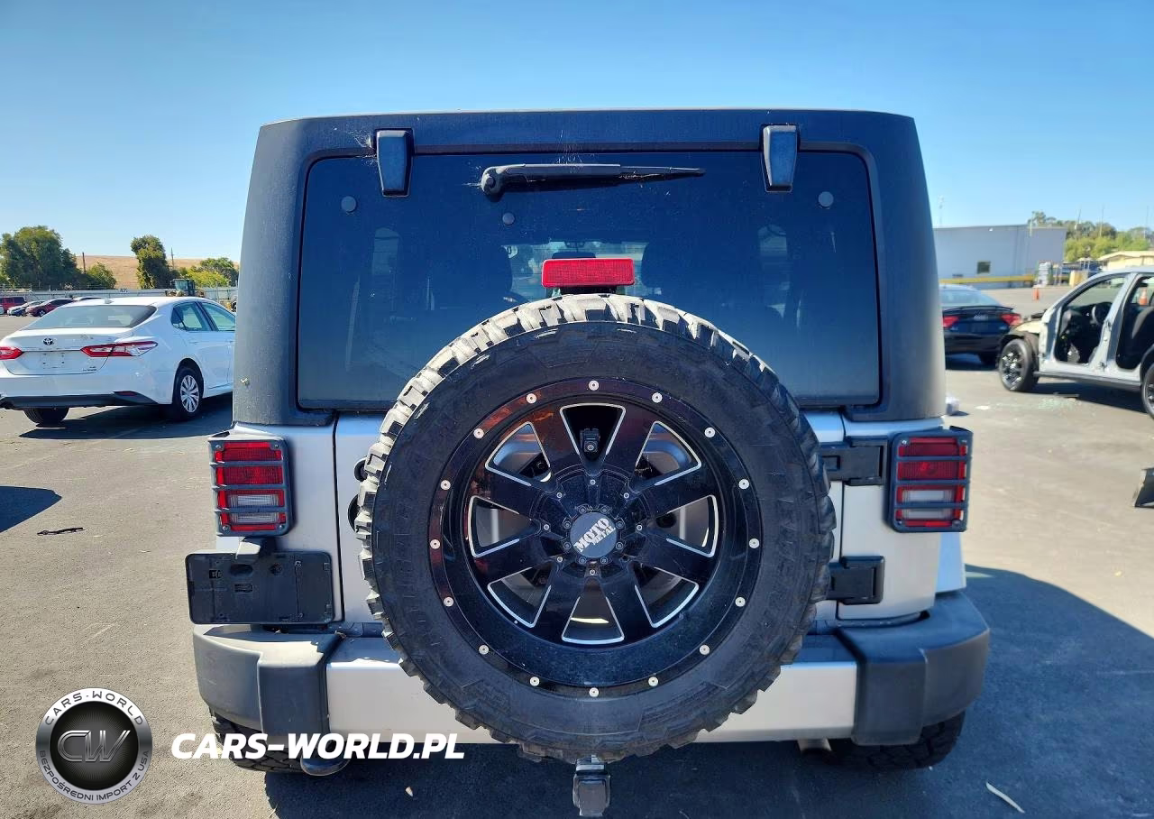 2017 Jeep Wrangler Unlimited Sahara VIN:1C4HJWEG7HL636479 - 6