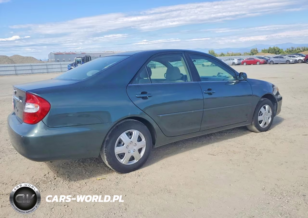 2002 Toyota Camry Le VIN:JTDBE32K320069438 - 3