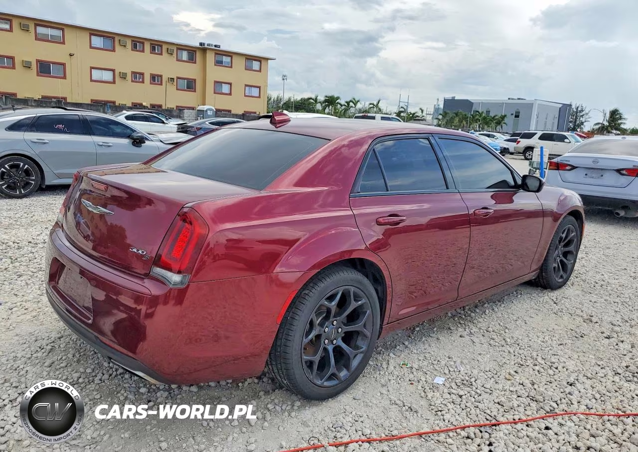 2019 Chrysler 300 S VIN:2C3CCABG9KH655989 - 3