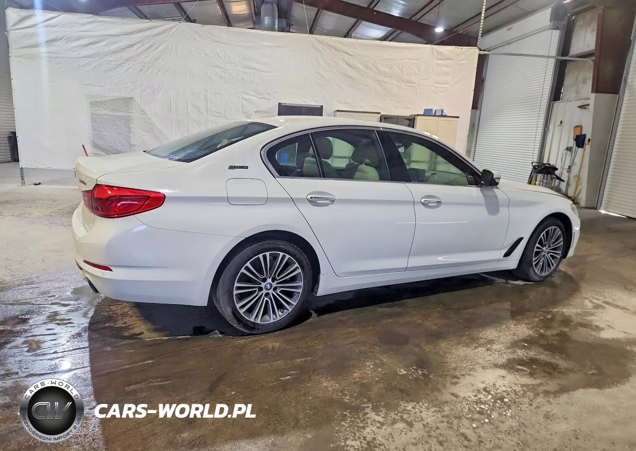 2018 BMW 530Xe VIN:WBAJB1C55JB083990 - 3