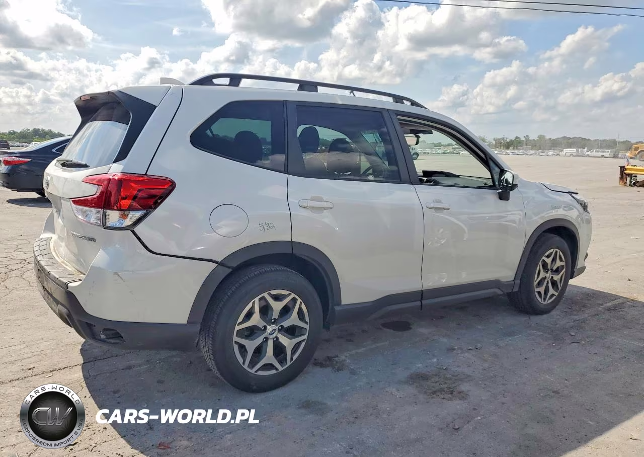 2022 Subaru Forester Premium VIN:JF2SKAEC8NH444605 - 3
