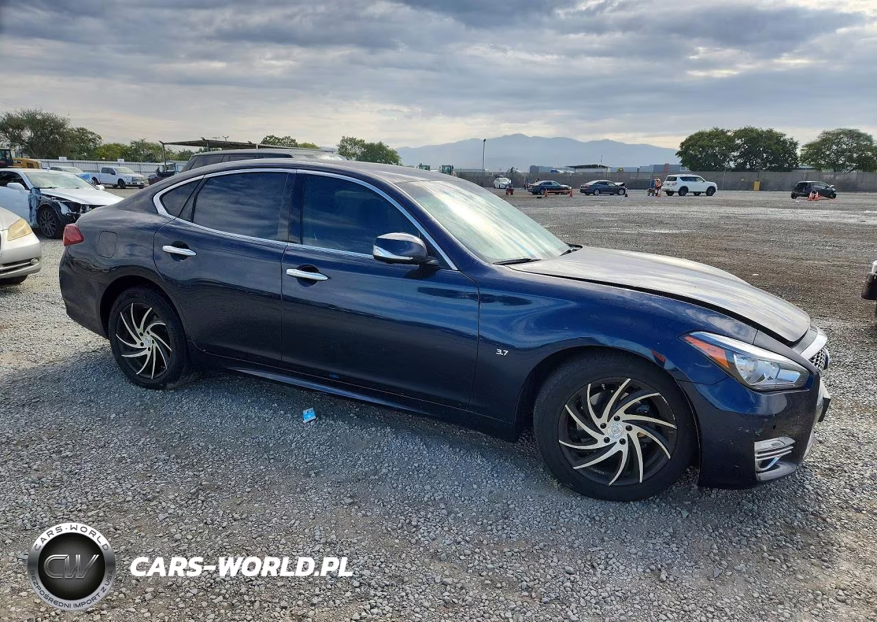 2018 Infiniti Q70 3.7 Luxe VIN:JN1BY1AP2JM180257 - 4