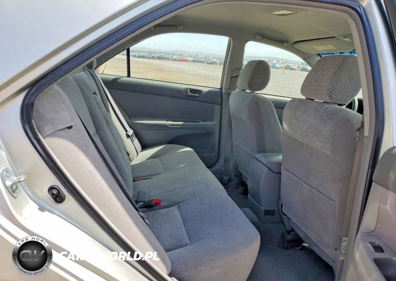 2002 Toyota Camry Le VIN:JTDBE32K820131643 - 10
