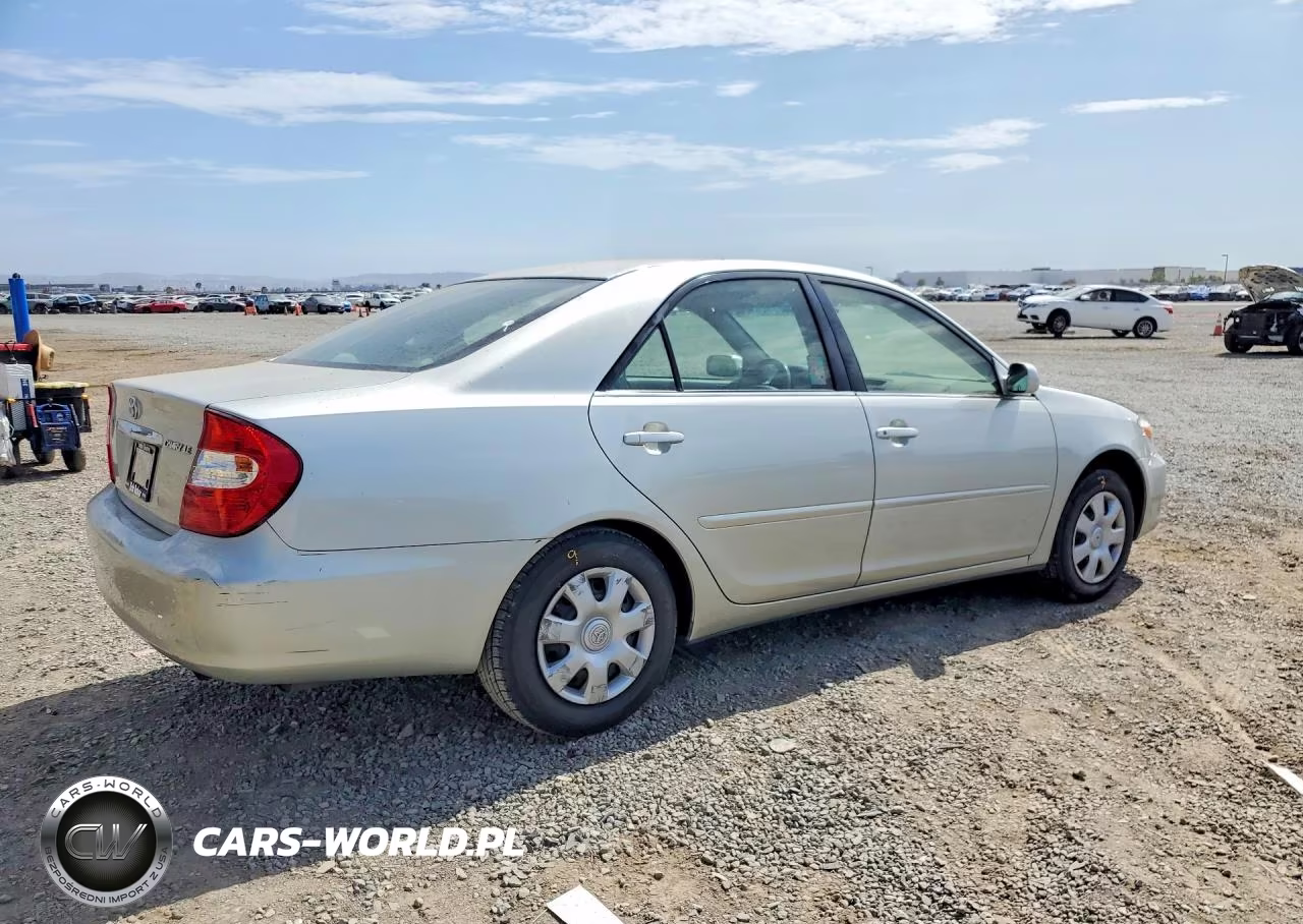 2002 Toyota Camry Le VIN:JTDBE32K820131643 - 3