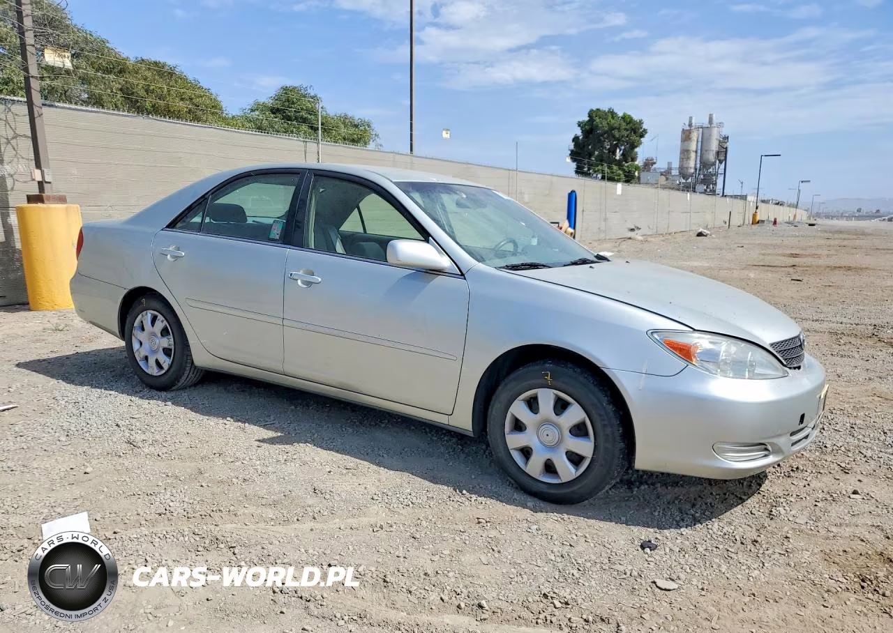 2002 Toyota Camry Le VIN:JTDBE32K820131643 - 4