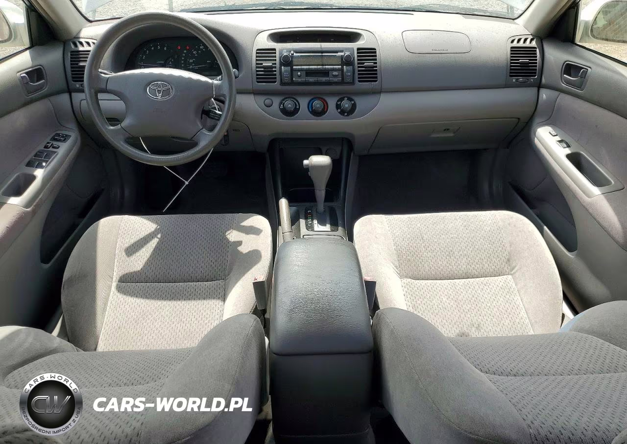 2002 Toyota Camry Le VIN:JTDBE32K820131643 - 8