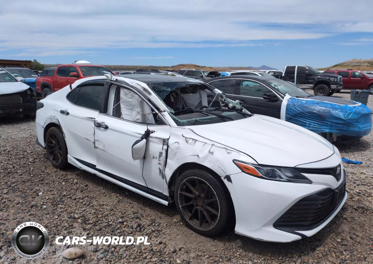 2018 Toyota Camry Le VIN:JTNB11HK2J3037015 - 4