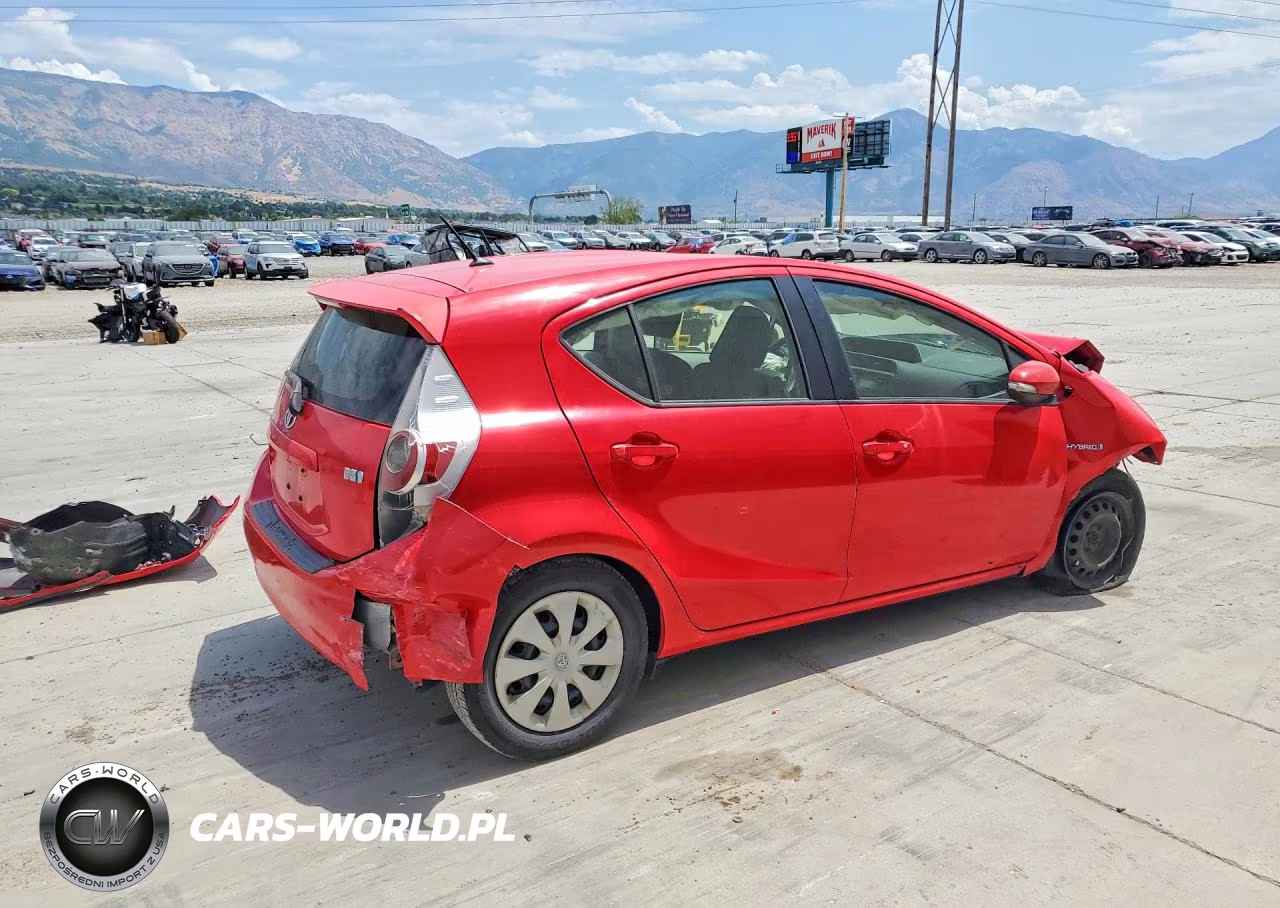 2013 Toyota Prius C Two VIN:JTDKDTB35D1528557 - 3