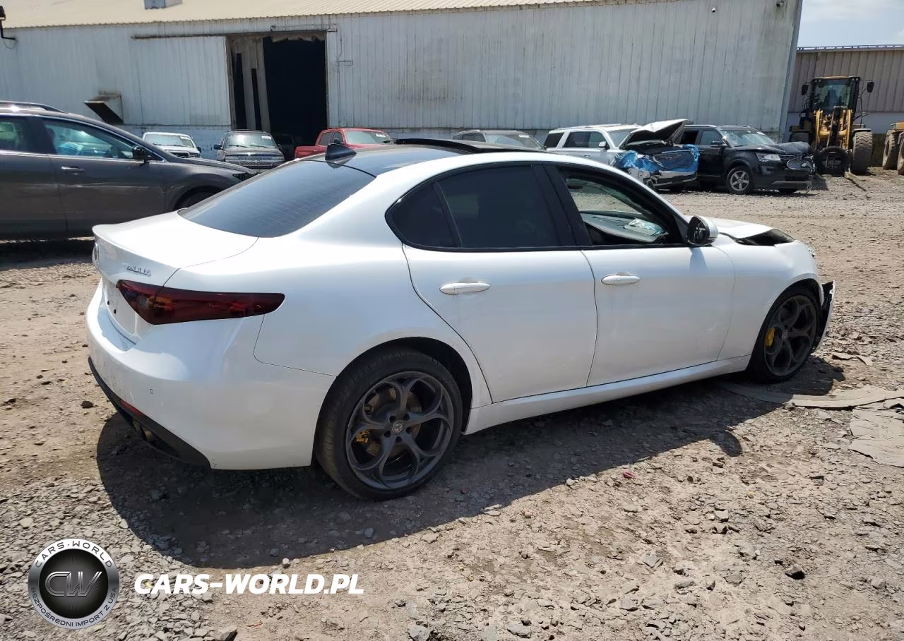 2017 Alfa Romeo Giulia Ti Q4 VIN:ZARFAEEN7H7555268 - 3