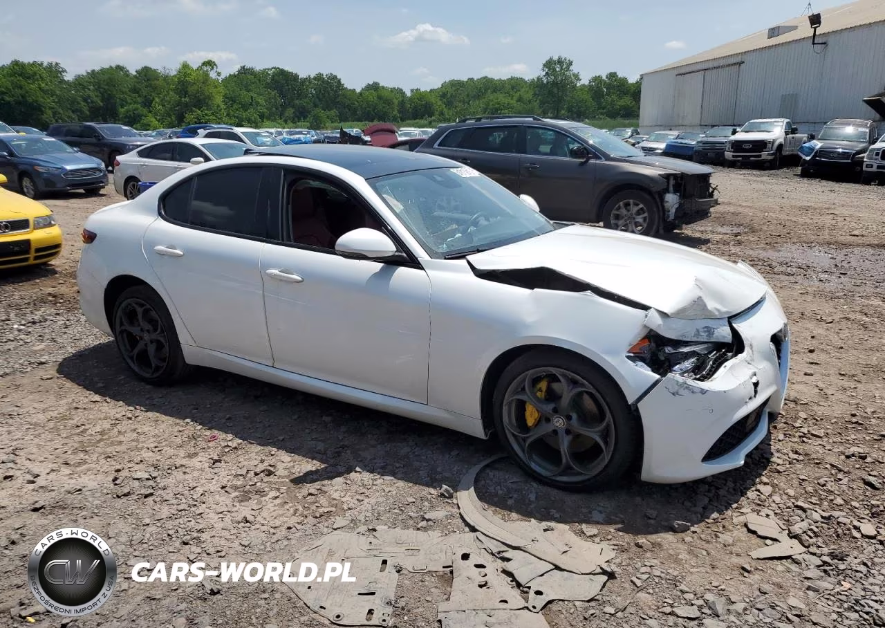 2017 Alfa Romeo Giulia Ti Q4 VIN:ZARFAEEN7H7555268 - 4