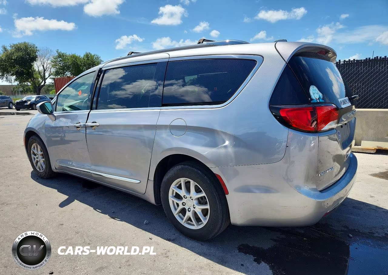 2020 Chrysler Pacifica Touring L VIN:2C4RC1BG8LR131833 - 2