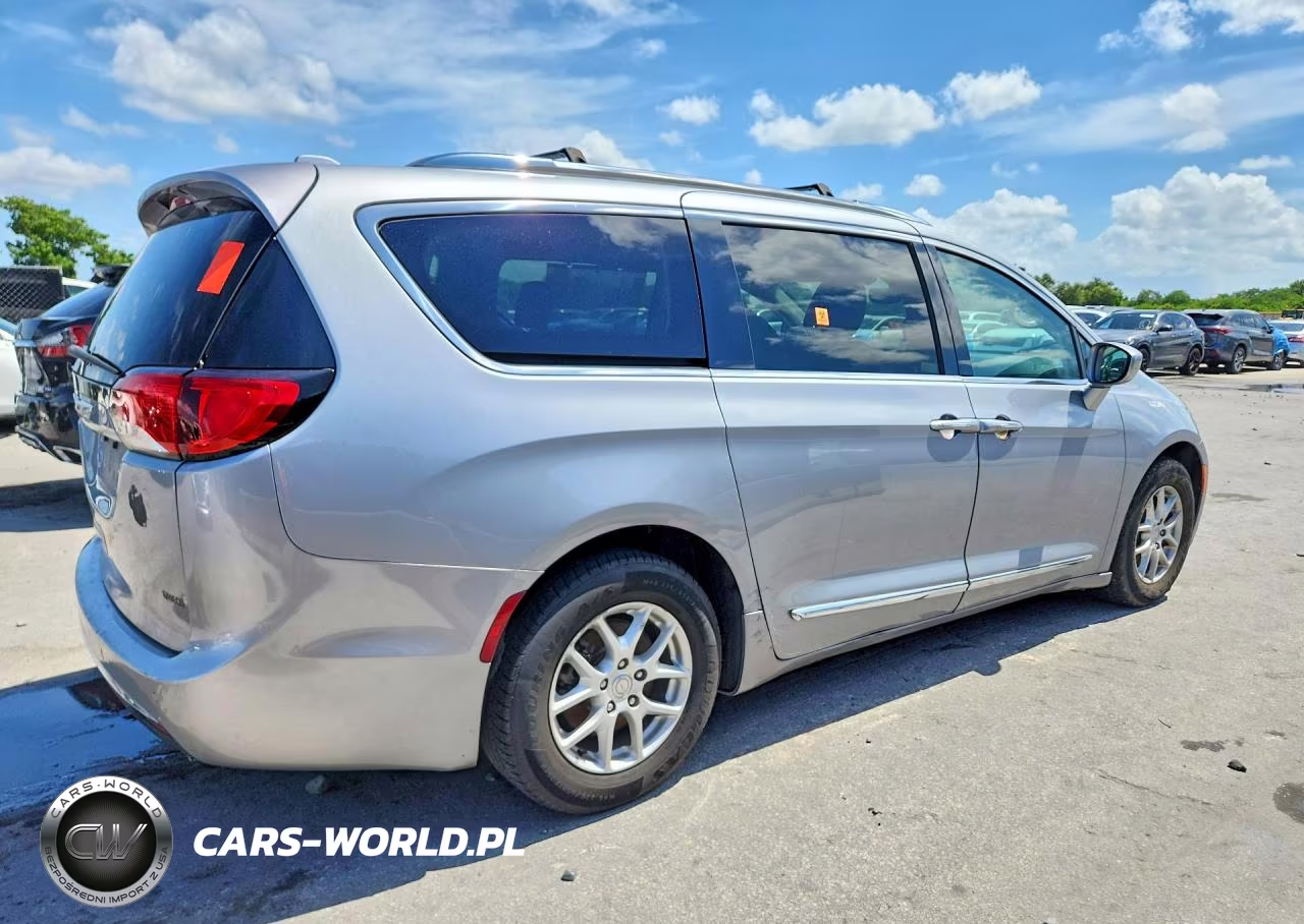 2020 Chrysler Pacifica Touring L VIN:2C4RC1BG8LR131833 - 3