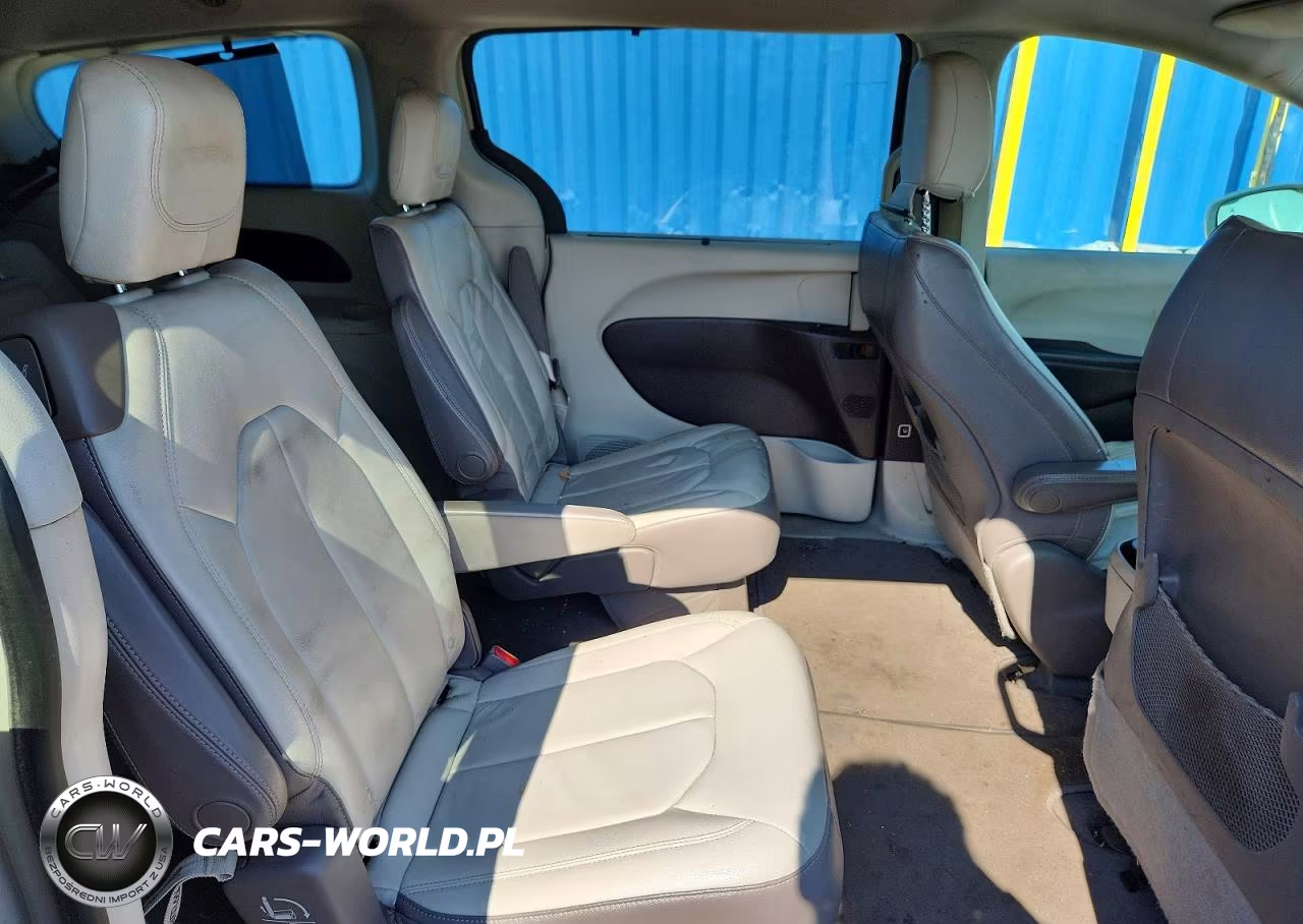 2017 Chrysler Pacifica Touring L VIN:2C4RC1BG0HR653878 - 11