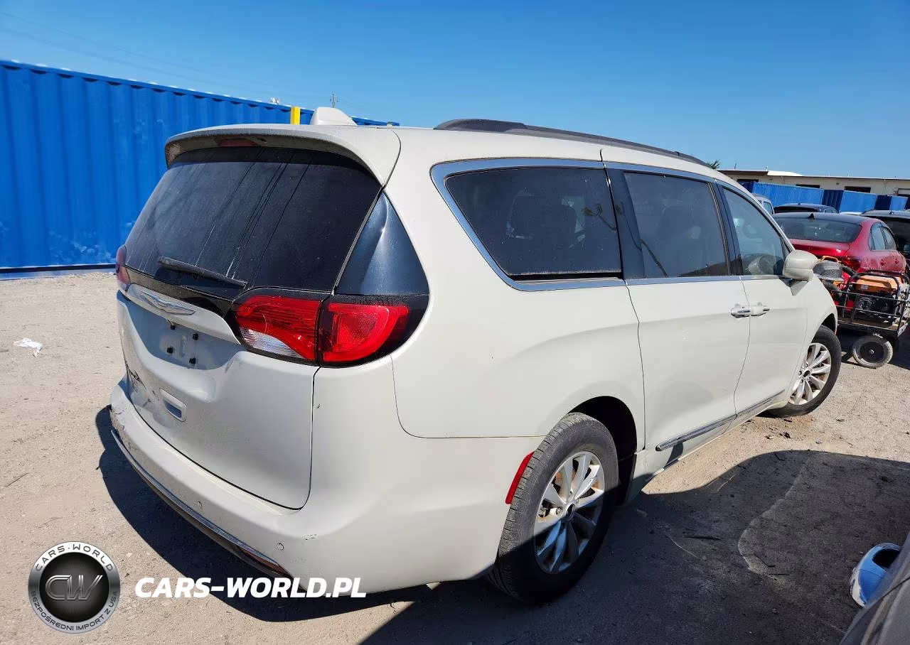 2017 Chrysler Pacifica Touring L VIN:2C4RC1BG0HR653878 - 3