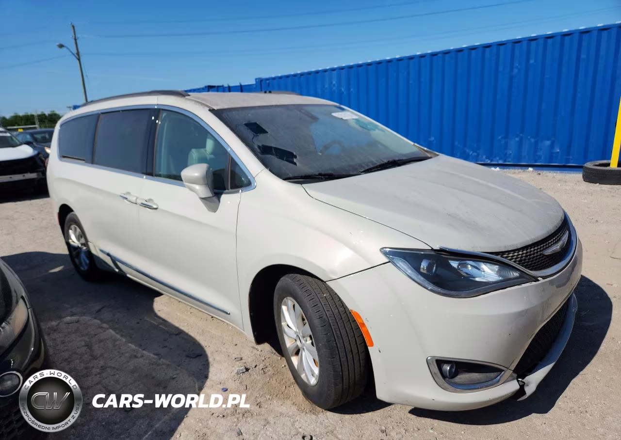 2017 Chrysler Pacifica Touring L VIN:2C4RC1BG0HR653878 - 4