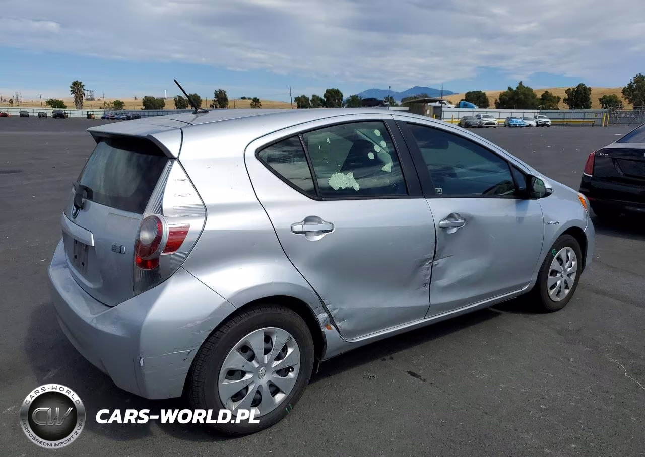 2014 Toyota Prius C Two VIN:JTDKDTB39E1571199 - 3
