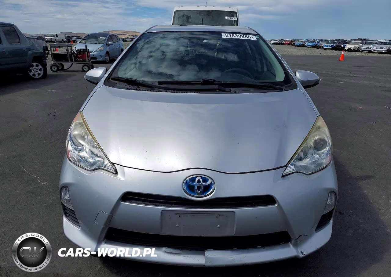 2014 Toyota Prius C Two VIN:JTDKDTB39E1571199 - 5