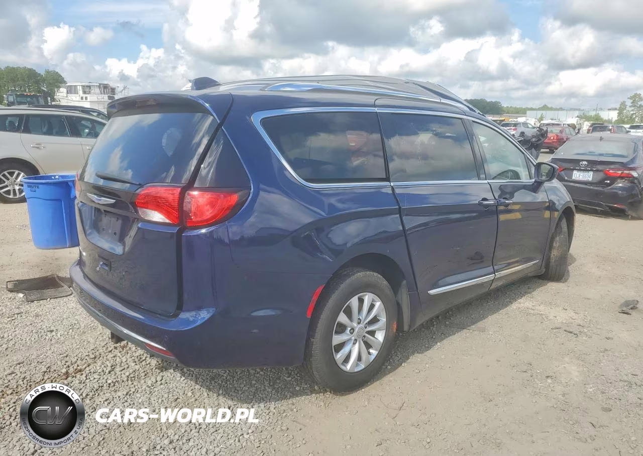 2018 Chrysler Pacifica Touring L VIN:2C4RC1BG1JR294028 - 3