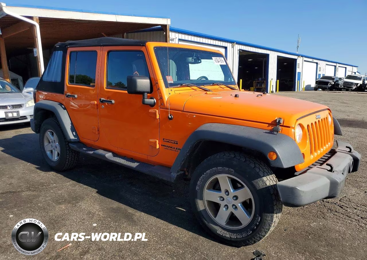2013 Jeep Wrangler Unlimited Sport VIN:1C4BJWDG5DL520568 - 4