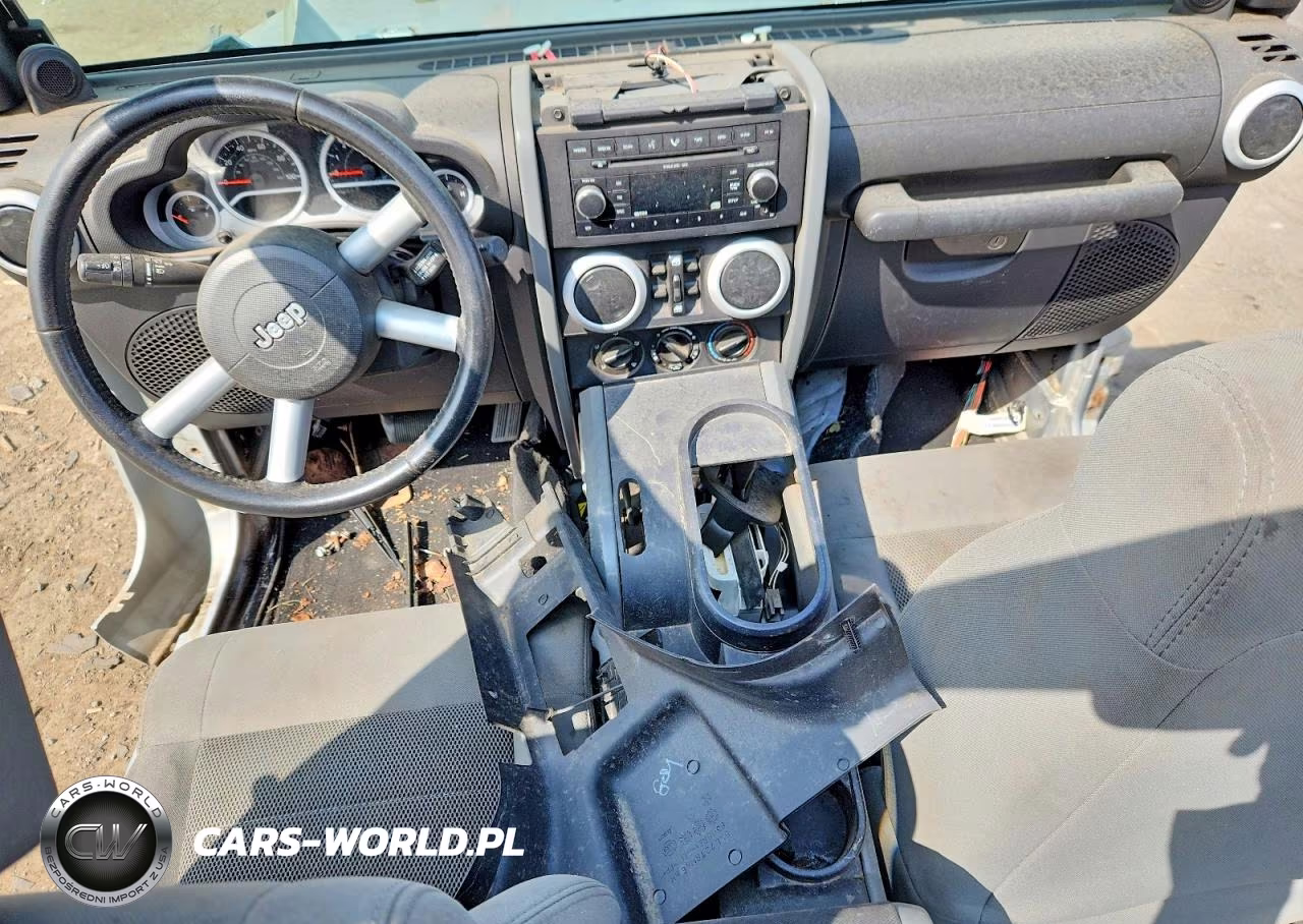 2008 Jeep Wrangler Unlimited Sahara VIN:1J4GA59198L602081 - 8