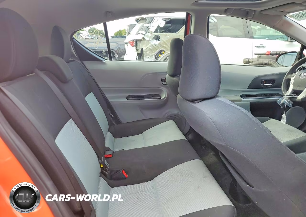 2013 Toyota Prius C Three VIN:JTDKDTB36D1038340 - 10