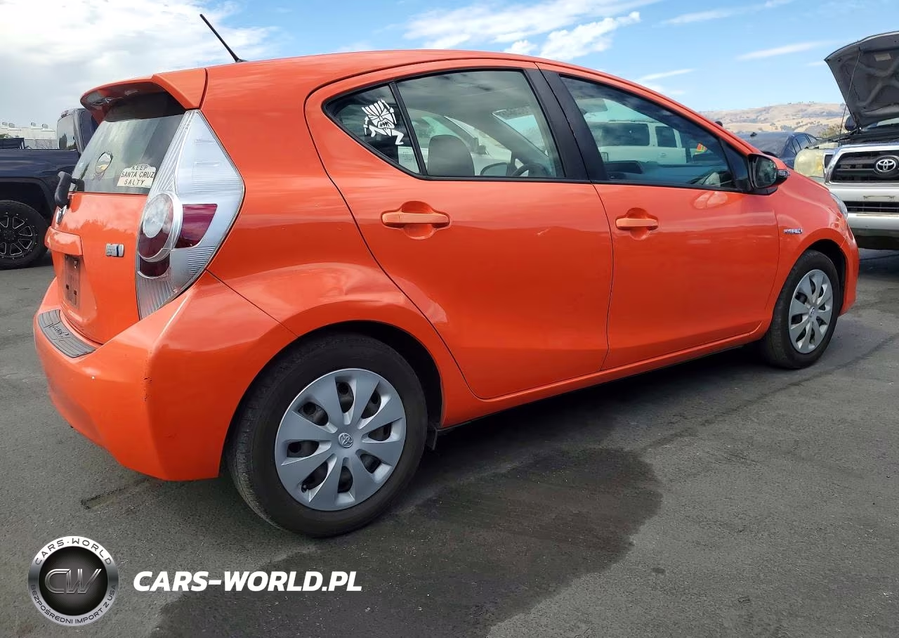 2013 Toyota Prius C Three VIN:JTDKDTB36D1038340 - 3