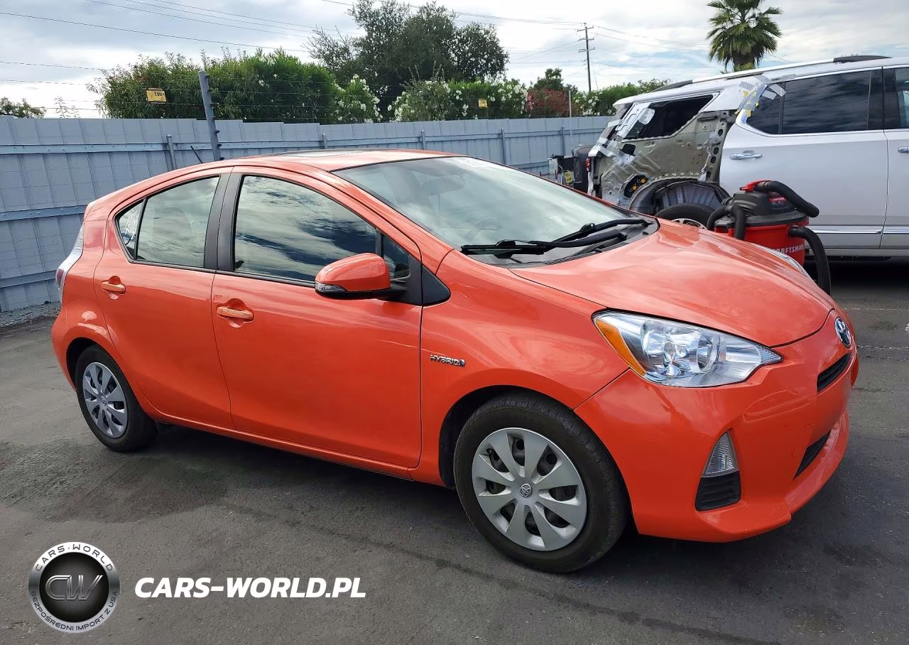 2013 Toyota Prius C Three VIN:JTDKDTB36D1038340 - 4