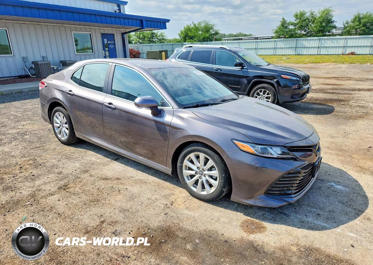 2018 Toyota Camry Le VIN:4T1B11HK0JU027058 - 4