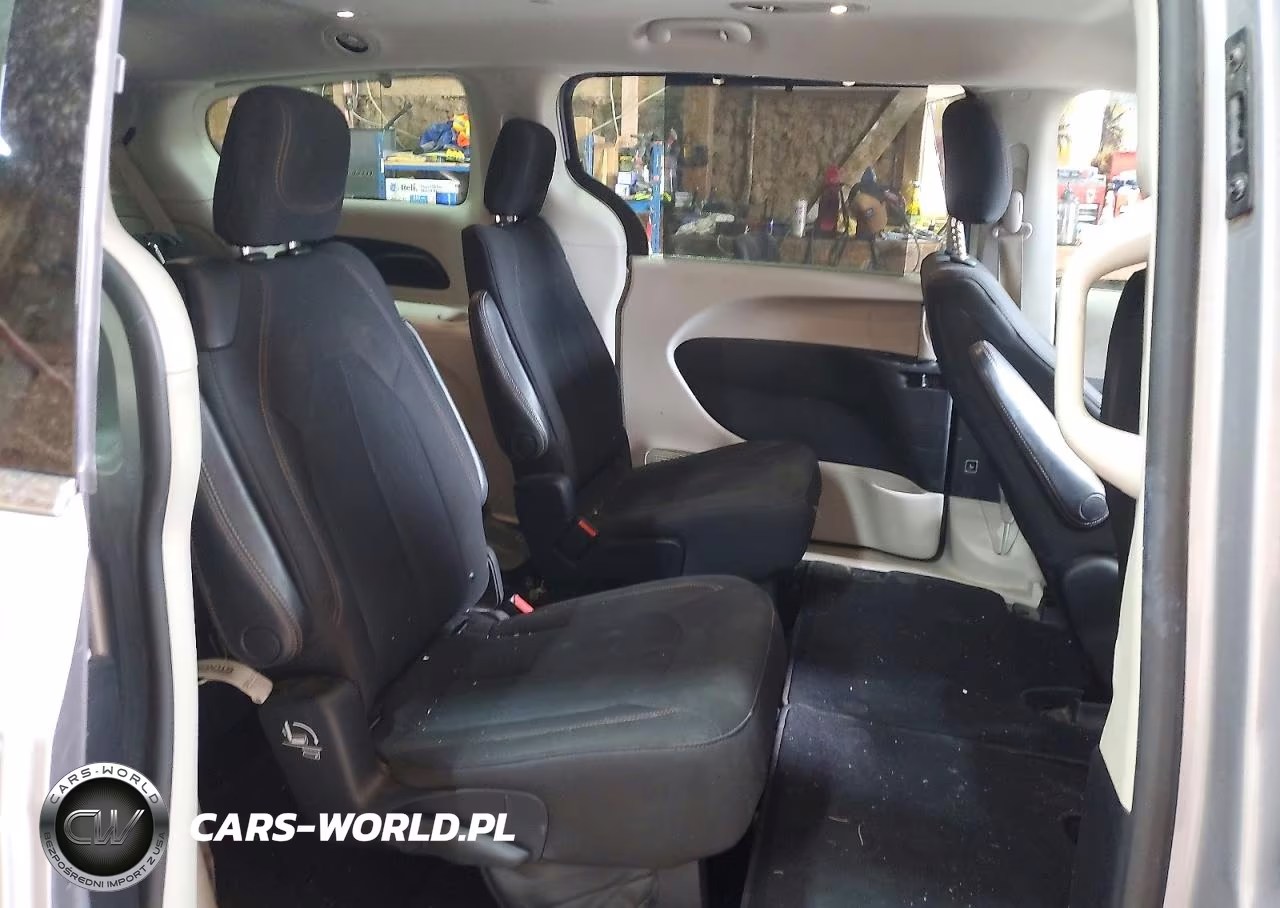 2018 Chrysler Pacifica Touring Plus VIN:2C4RC1FG5JR113278 - 11