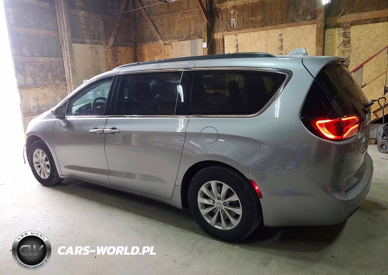 2018 Chrysler Pacifica Touring Plus VIN:2C4RC1FG5JR113278 - 2