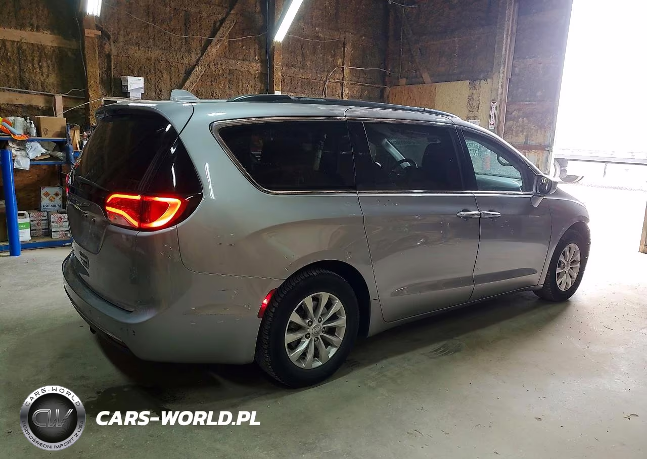 2018 Chrysler Pacifica Touring Plus VIN:2C4RC1FG5JR113278 - 3