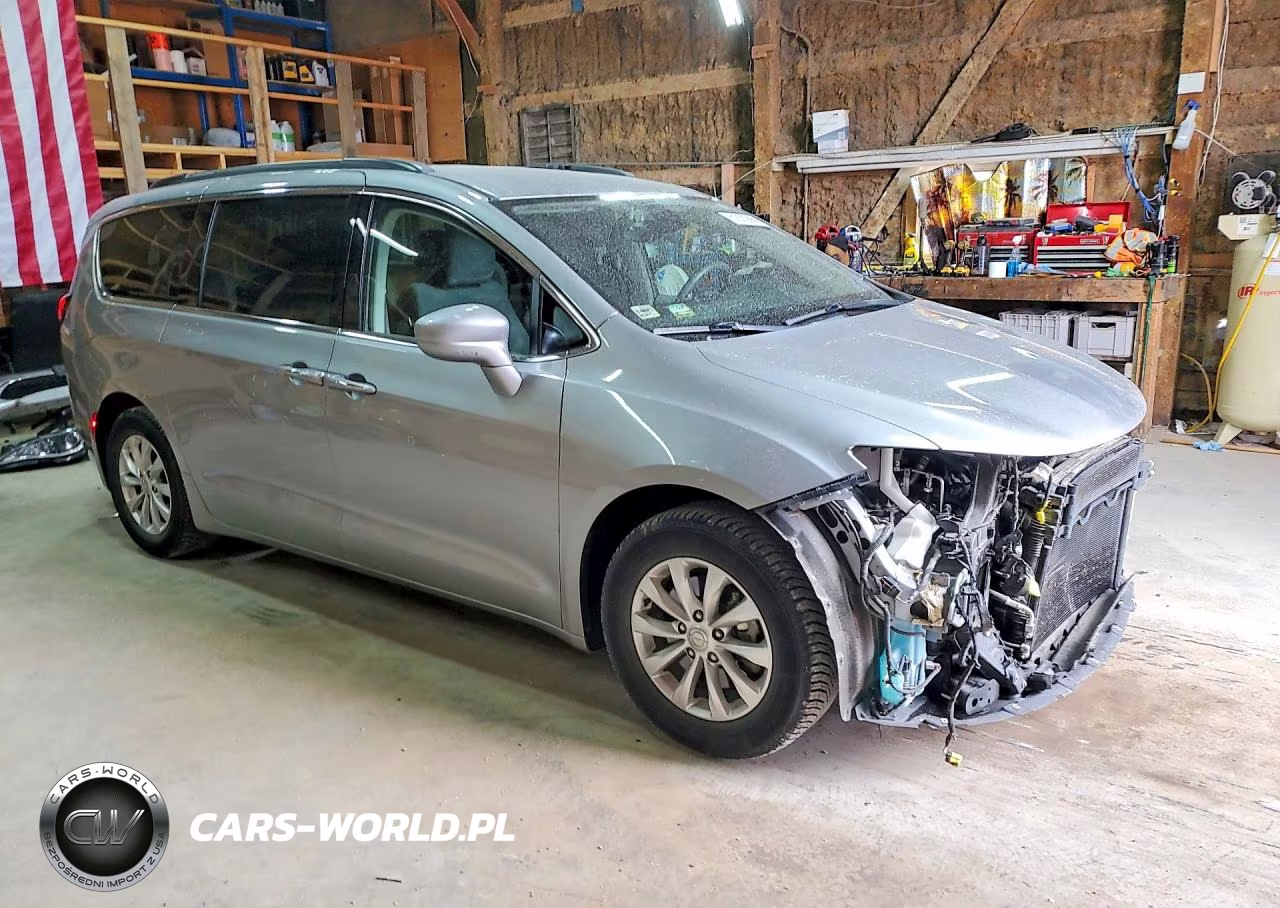 2018 Chrysler Pacifica Touring Plus VIN:2C4RC1FG5JR113278 - 4