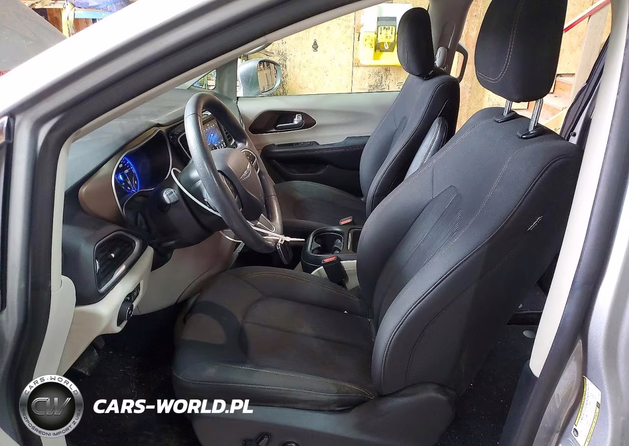 2018 Chrysler Pacifica Touring Plus VIN:2C4RC1FG5JR113278 - 7