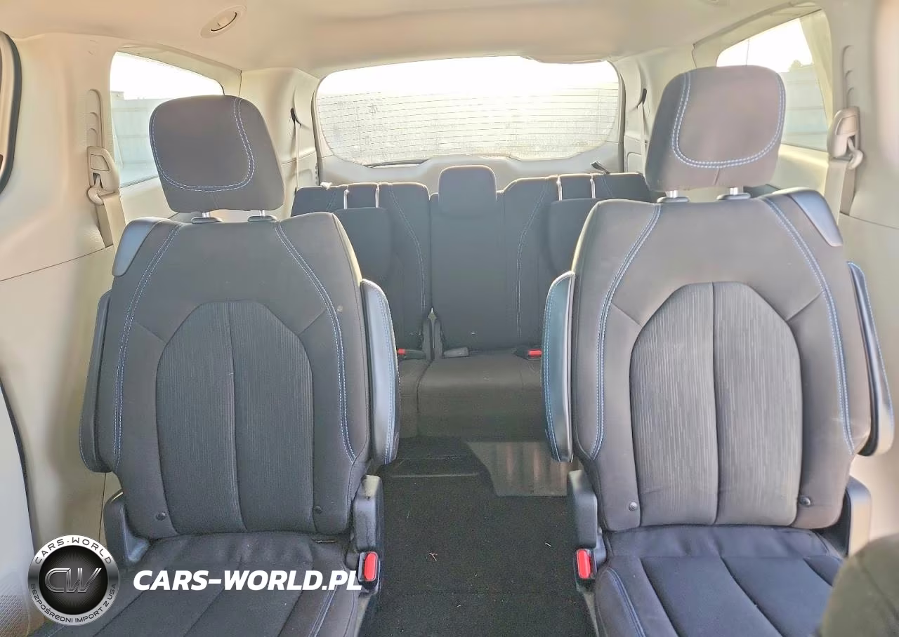 2021 Chrysler Pacifica Touring VIN:2C4RC1FG7MR556309 - 10